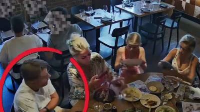 La technique controversée des poils dans l'assiette pour un repas gratuit au restaurant