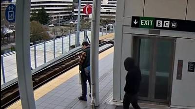 Seattle : Tentative de poussée sur les rails d'un train en approche filmée par les caméras de surveillance