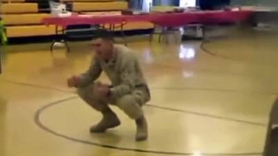 Un retour inoubliable : Un enfant atteint de paralysie cérébrale fait ses premiers pas pour son père soldat