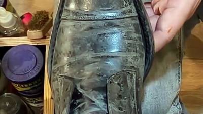 Le Cirage Ultime : Quand une Paire de Chaussures Abîmées Retrouve Son Éclat