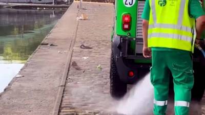 À Paris, la mairie nettoie les quais du canal Saint-Martin... en jetant les déchets à l’eau